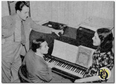  Lyn Murray (aan de piano), opkomend orkestleider en koordirigent, repeteert met bariton Barry Wood en Nan Wynn, de "Mistress of Song." Wood, Murray en Miss Wynn spelen samen in CBS' zondagavondprogramma "Musical Gazette" ("Radio Guide", april 1938).