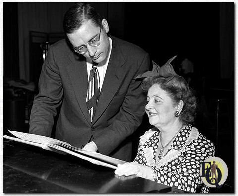 Lyn Murray en Mana Zucca, zangeres en actrice. 14 augustus 1944, New York.