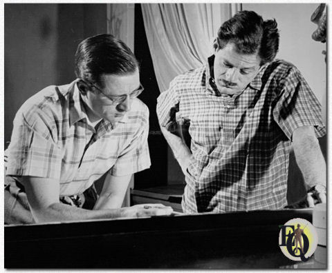 Lyn Murray (links), componist, dirigent en arrangeur, aan het werk met Norman Corwin aan de muziekscore voor "Columbia Presents Corwin", de nieuwe serie die op 7 maart 1944 van start ging op het CBS-netwerk. De eerste uitzending van de serie was "Movie Primer".