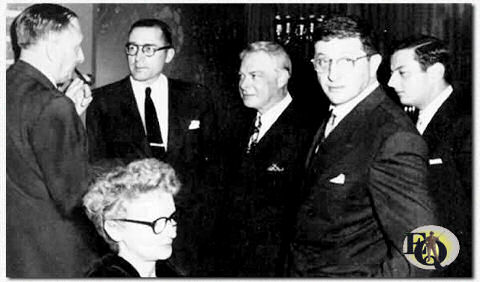  (v.l.n.r.) William Walton, Lyn Murray, (een onbekende man), Bernard Herrmann, Andre Previn en Helen Deutsch, zittend. (Ongedateerde foto, ca. 1946?).