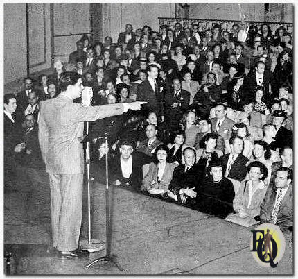 Vanuit het Ritz Theater in New York is Bert Parks quizmaster bij ABC’s "Break The Bank" op vrijdagen ("Radio Mirror", jan 1947).