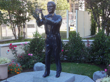 Terug te vinden op het kleine binnenpleintje achter het Sheraton Atlantic City, tegenover het Atlantic City Convention Center, laat dit standbeeld van Bert Parks iedereen het gevoel krijgen alsof ze tot Miss America worden gekroond! De bewegingssensor in de kroon laat het iconische There She Is-lied van Miss America beginnen te zingen zodra je je hoofd erin steekt of je hand erdoorheen zwaait. (Klik op de foto voor een video…)