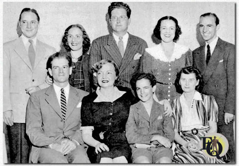 De cast van "My Son and I" (CBS) (L naar R) zittend: Alan Hewitt, Betty Garde, Kingsley Colton, Agnes Young. ("Movie Radio Guide", sep 1940)
