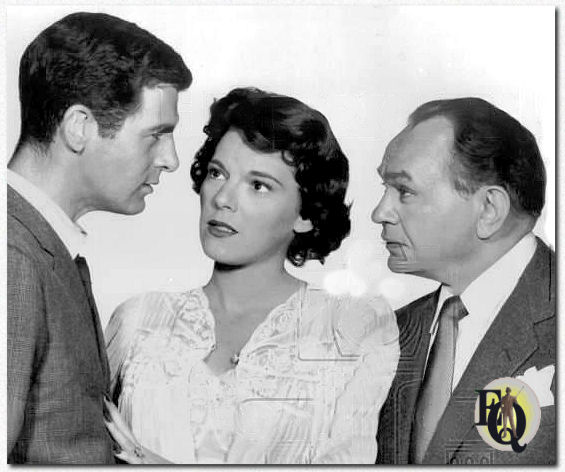  Een morele kwestie met betrekking tot de toekomst van hun textielfabrieken en duizenden werknemers zorgt voor een frontale botsing tussen vader, Edward G. Robinson (R), en zoon, Lee Philips (L), in "A Good Name," te zien in "Goodyear Theater" (NBC, 2 maart 1959). Jacqueline Scott kiest de kant van haar schoonvader tegen haar man in het geschil.