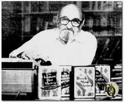 Amerika's meester in het oplossen van misdaden, Frederic Dannay houdt zich schuil tussen de kaften van Ellery Queen mysteries (maa 1979).