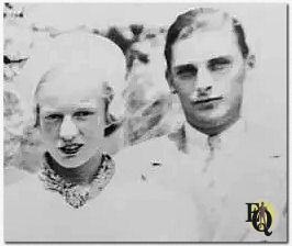 Detail van een familieportret van de 4 Getchell meisjes en hun echtgenoten, hier Genie en Richie Hart.