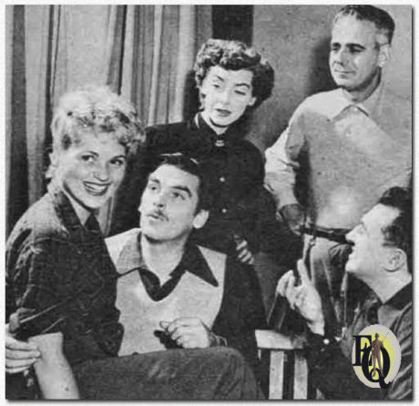Voor de "Ford Theatre" aflevering "She Loves Me Not" (1949) instrueert regisseur Marc Daniels (R) (L naar R) Judy Holliday, Richard Hart, Marsha Hunt, Paul Stewart.