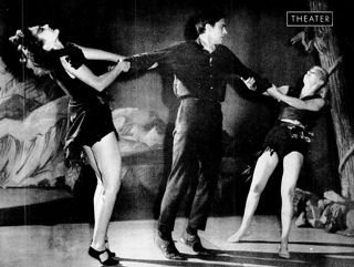 Publiciteitsfoto voor Dark of the Moon. Op een bergkam in de Smoky Mountains speelt John de heksenjongen (Richard Hart) met de Comely Witches. Na het zien van Barbara Allen (links) wil John een mens zijn. De blonde heks (rechts) wordt hier gespeeld door Louise Valery.