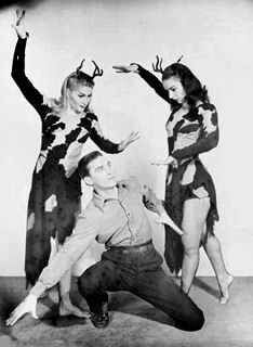 Publiciteitsfoto voor "Dark of the Moon" met Marjorie Belle als "The Fair Witch", Richard Hart als "John" en Iris Whitney als "The Dark Witch".