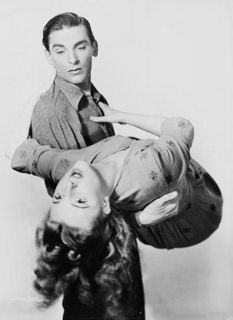 Publiciteitsfoto's voor "Dark of the Moon": Richard Hart met in zijn armen Carol Stone die Barbara speelt.