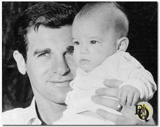 Foto van Lee Philips als trotse vader van zijn dochter Julie (rond1960).