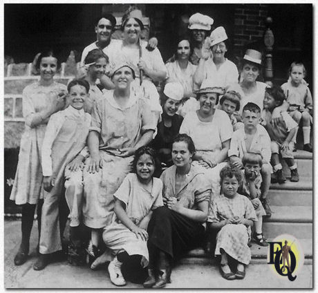 Bijzonder zeldzame foto van een familiebijeenkomst van de Quillans. Eddie is te zien, links op de foto, staand.&nbsp;