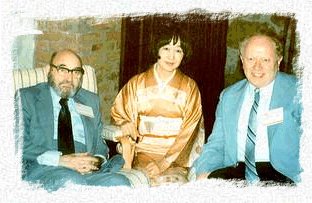 Fred Dannay, de Japanese detective schrijfster Shizuko Natsuki en Edward D.Hoch tijdens het 3de Crime Writers International Congres in Stockholm, Zweden, in juni 1981. Foto met toestemming van Edward D.Hoch
