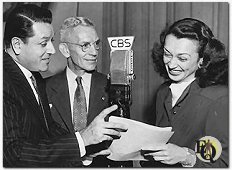 Warren Hull, Parks Johnson (toen de Vox Poppers de gastdetectives waren) en Charlotte Keane voor de CBS micro, (21 aug 1946).