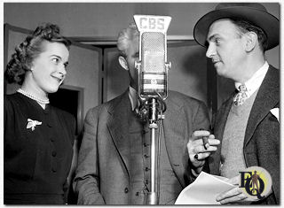 Gertrude Warner, (een, naar gewoonte, verborgen) "Ellery Queen" en Santos Ortega in de studio (nov 1945)