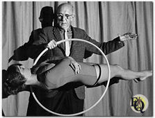 Clayton Rawson als The Great Merlini,  zijn dochters waren de "zwevende dames” en zijn zonen waren in de weer achter de gordijnen.