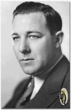  A young Alan Reed (Teddy Bergman) poses...