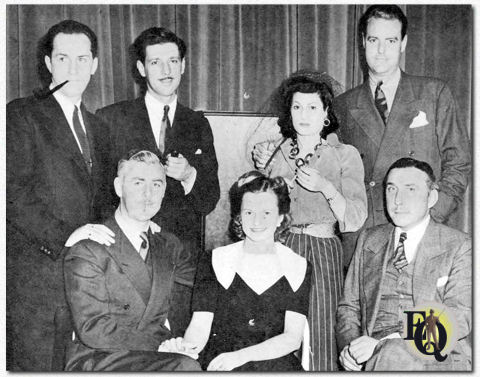 De cast van "The Shadow" (zittend L naar R): The Shadow (Bill Johnstone), Margot Lane (Marjorie Anderson), Weston (Artur Vinton). Staand: Shrevie (Keenan Wynn), aankondiger Ken Roberts, organist Elsie Thompson, regisseur Wilson Tuttle ("Movie Radio Guide", Dec 14. 1940)