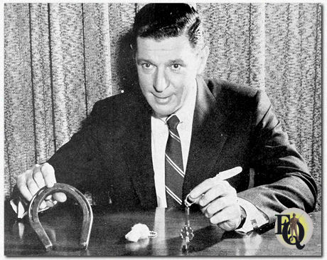 Presentator Ken Roberts levert live, speelse Sealy Mattress-commercials voor een slimme tegenstelling met het constante aanbod van films van het New York-New Jersey matrasbedrijf ("Sponsor", 5 maa 1956).