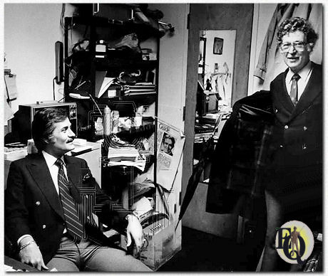 John Aniston (links), regelmatig te zien als de rijke Martin Tourneur in het dagdrama "Search for Tomorrow", ook mede-eigenaar van een restaurant-cabaret, bespreekt zaken met een aandeelhouder, Ken Roberts, een oude CBS-omroeper, in “The Fives”, tegenover het CBS Broadcast Center aan de westkant van New York City. De serie, het langstlopende televisiedrama voor overdag, wordt doordeweeks uitgezonden van 12.30 tot 13.00 uur ET op het CBS Television Network. (CBS, 30 mei 1980).