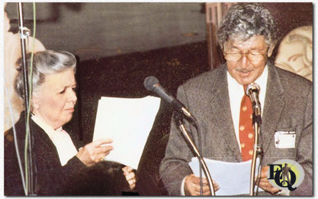 Boven: Margot Stevenson (Margot Lane) en Ken Roberts (omroeper van The Shadow) recreëren een klassieke Shadow-radio-uitzending.