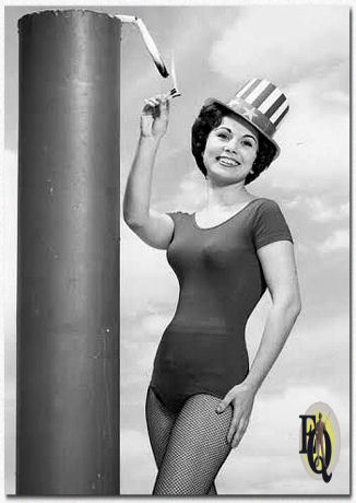 Nina in een publiciteitsfoto voor "77 Sunset Strip" (ca. 1959).