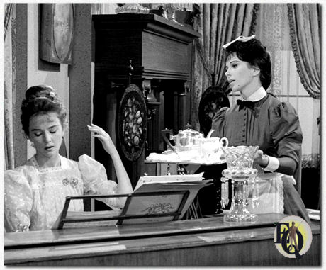 Nina Roman (R) als de meid in "Miniature" een episode van het populaire "Twilight Zone" (ABC, 21 feb 1963) samen met Claire Griswold (L).