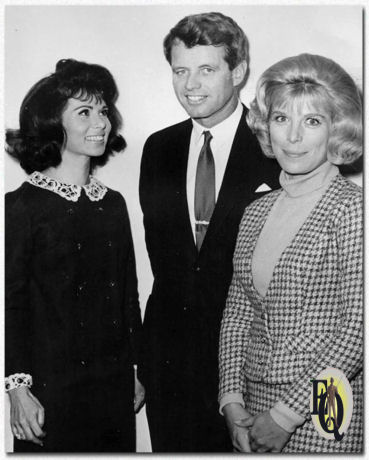 Nina Roman (links) met Robert Kennedy en, rechts van hem, Elizabeth Perry uit de tv-soap "Morning Star" (NBC), december 1965. 