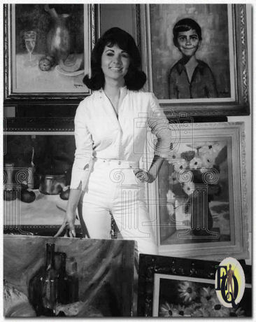 Nina Roman heeft schilderen ontdekt. Hier poseert ze met enkele van haar creaties, waaronder een portret van haar 10-jarige zoon (rechtsboven). Wanneer ze niet schildert, speelt ze een getroebleerde vrijgezelle vrouw in NBC's dagserie "Morning Star" ("Binghamton Press", 19 maa 1966).