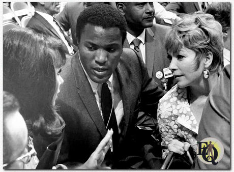 Nina Roman, de Amerikaanse atleet en acteur Rafer Johnson, actrice Shirley MacLaine, behoren tot de Californische delegatie op de eerste dag van de 1968 Democratische Nationale Conventie, gehouden in het International Amphitheatre in Chicago, Illinois, 26 augustus 1968.