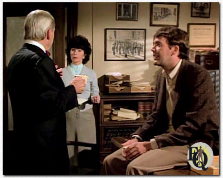 Nina Roman als de secretaresse van inspecteur Queen, Grace, met David Wayne (Inspecteur Queen) en Jim Hutton in "The Adventure of the Disappearing Dagger" (NBC, 4 apr 1976).