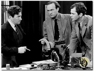 Ze zullen deze misdaad niet vergeten. De broers van een omgebracht meisje maken hun intenties duidelijk: "Meneer, je zegt dat je niet zeker bent - welnu, dan zou je dat beter snel uitzoeken - want als je dat niet doet - wet of geen wet - dan..." They Won't Forget (1937) (L naar R) Claude Rains, Elliott Sullivan, Wilmer Hines.