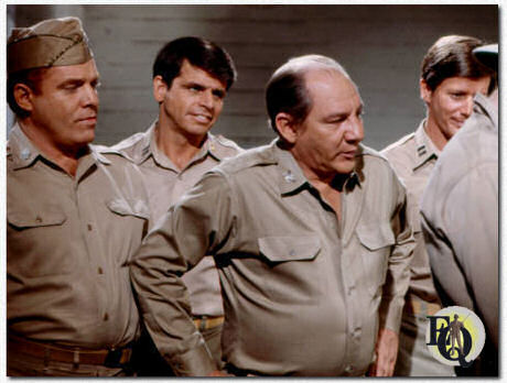 Ken Swofford, William Devane, Philip Bruns en Peter Strauss in de TV-film "Judgment: The Court Martial of the Tiger of Malaya" (ABC, 11 jun 1974).