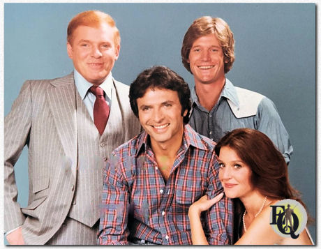 Ken Swofford, Vincent Baggetta, Michael Horton en Wendy Philips in een publiciteitsfoto voor "The Eddie Capra Mysteries" (NBC, 1978 - 1979).
