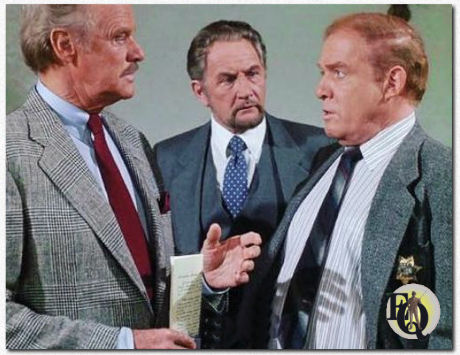 Ook in "The Great Twain Robbery" (CBS, 25 nov 1990), een aflevering van "Murder, She Wrote" in zijn terugkerende rol van Lt. Perry Catalano. (L-R) Keith Mitchell, Roy Dotrice en Ken Swofford.
