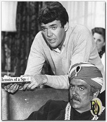 Jim Hutton (staand) en Pernell Roberts in Ellery Queen's "'The Adventure of Colonel Nivin's Memoirs".