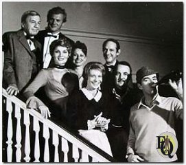 In de foto zien we David Wayne, Tab Hunter, Susan Stafford, Rosanna Huffman, William Schallert, Signe Hasso, John Hillerman and Jim Hutton gedurende de opname van een episode genaamd "The Adventure Of The Black Falcon" uit de "Ellery Queen" reeks.