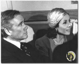 Dana Wynter en Mel Ferrer in een studiofoto voor NBC's "The Adventures of Ellery Queen".