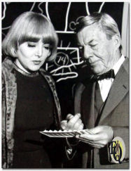 Carolyn Jones (Rita Radcliffe) met David Wayne (Inspector Queen) in "The Adventure of The Hard-Hearted Huckster".