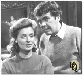 Ellery Queen (Jim Hutton) beschouwt Paula (Diana Muldaur) als één van de zes verdachten in de moord op haar rijke echtgenoot  - "The Judas Tree" (NBC Foto).