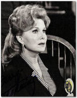 De oogverblindende verblind: Oogverblindende Rhonda Fleming, gastvedette, zakt in haar stoel als ze te horen krijgt dat haar man is verdwenen in "The Adventure of the Mad Tea Party".