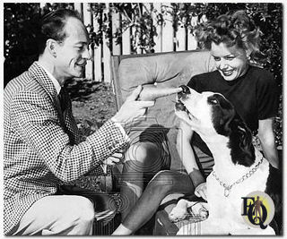 Wortelen boven! En dat moet wel voor "Thor" zijn, Les Tremayne's Deense dog, want het miniatuurpaardje, hier te zien met Les' vrouw (Eileen Palmer), leeft een leven op rantsoen, en dan bedoelen we niet kennelrantsoenen. Tremayne wijst "Thor" op de voordelen van wortelen. "Thor' wijst alleen maar. Les presenteert Bob Crosby's show en heeft het paard om het te bewijzen. (NBC Foto, 22 nov 1943)