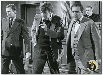 Dick Sargent (Tom Calabrese), Jim Hutton (Ellery Queen), Michael Constantine (Leo Campbell), Sam Gilman (de rechter).