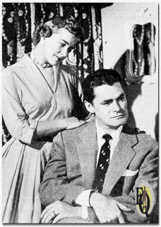  "Zelfs Annette Thorpe (Gertrude Warner), tot wie Miles Nelson (John Larkin) zich verbitterd wendt, smeekt hem om een campagne in de hele staat te voeren voor haar Better Government Committee."