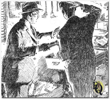 Ellery en Chief Dakin die de straal van zijn zaklamp als een bezem hanteert.